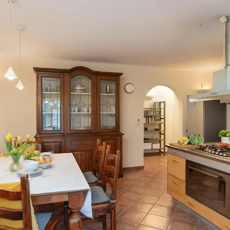 Casa Da Sogno 12, Emma Βίλα